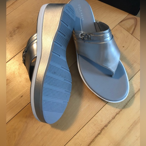 New-in-box Women’s Cole Hann Silver Slides - Picture 2 of 4